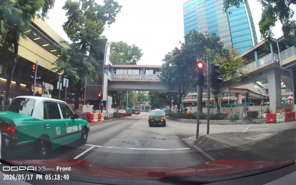 兩輛的士在上水新運路近港鐵上水站外,涉嫌違反紅色交通燈號指示。網上片段截圖 兩輛的士在上水新運路近港鐵上水站外,涉嫌違反紅色交通燈號指示。網上片段截圖
