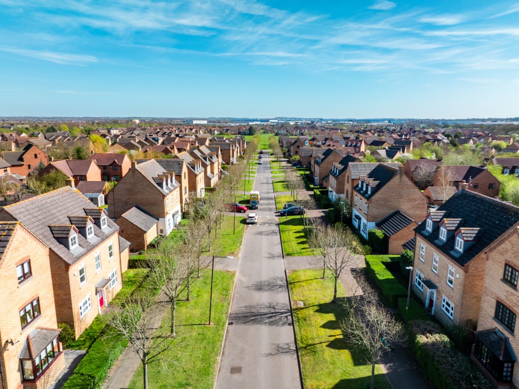 英倫銀行過去一年多次減息，去年底基準利率已降至3.75厘，創下近3年新低。