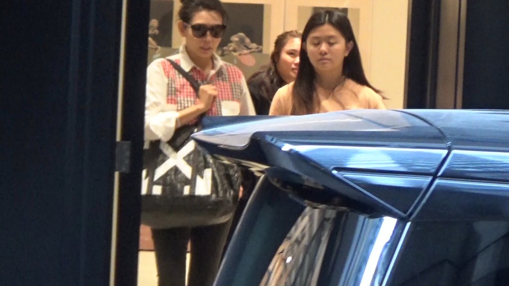 沈太发现记者即刻戴返副超，二女其实一早知但无刻意避镜头。