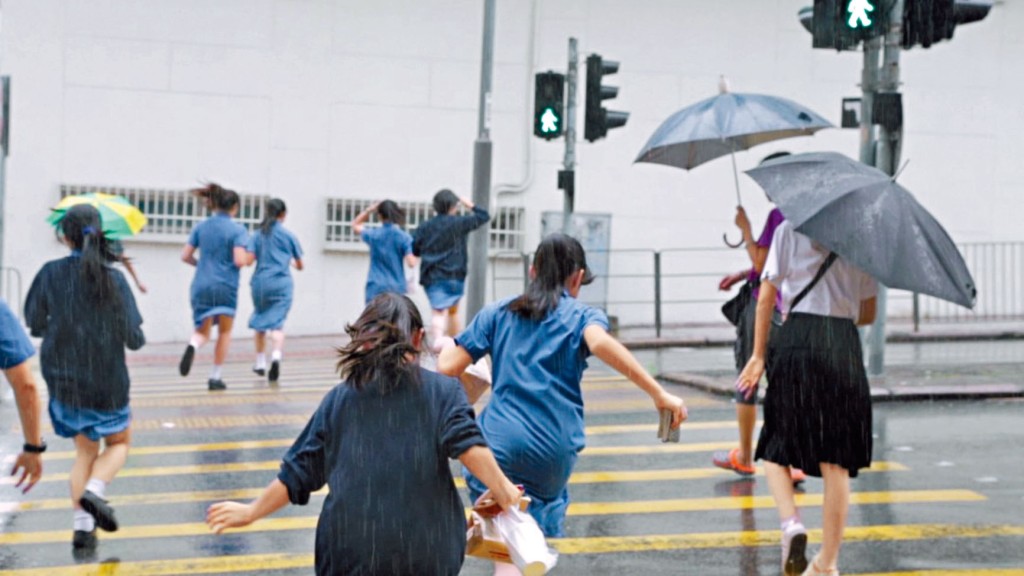 刚夺香港电影评论学会“最佳电影”荣誉的《给十九岁的我》，在争议声中暂停公映。