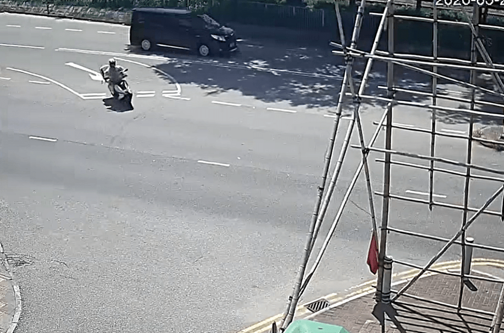 電單車在藍地掉頭。fb：屯門友