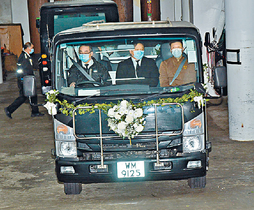 ■靈車只在車頭掛上花圈,並沒有「利府出殯」橫匾。 ■靈車只在車頭掛上花圈,並沒有「利府出殯」橫匾。