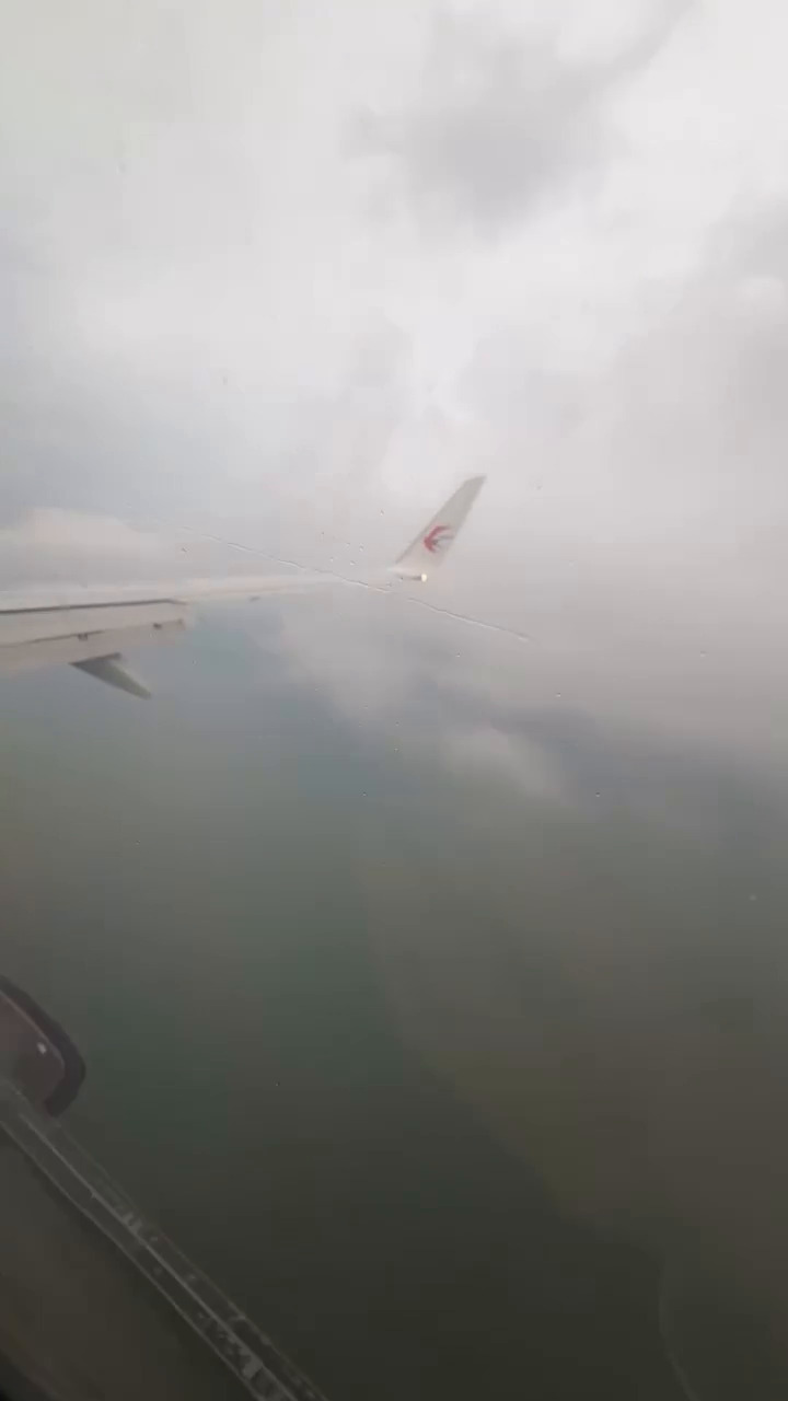 由於受天氣影響，航班在空中兜圈1小時，女 乘客心驚驚擔心發生九霄驚魂，坦言「真係 有諗過寫定last words（遺書）」，不過最後 因為一事而決定改寫另一封信。Threads截圖