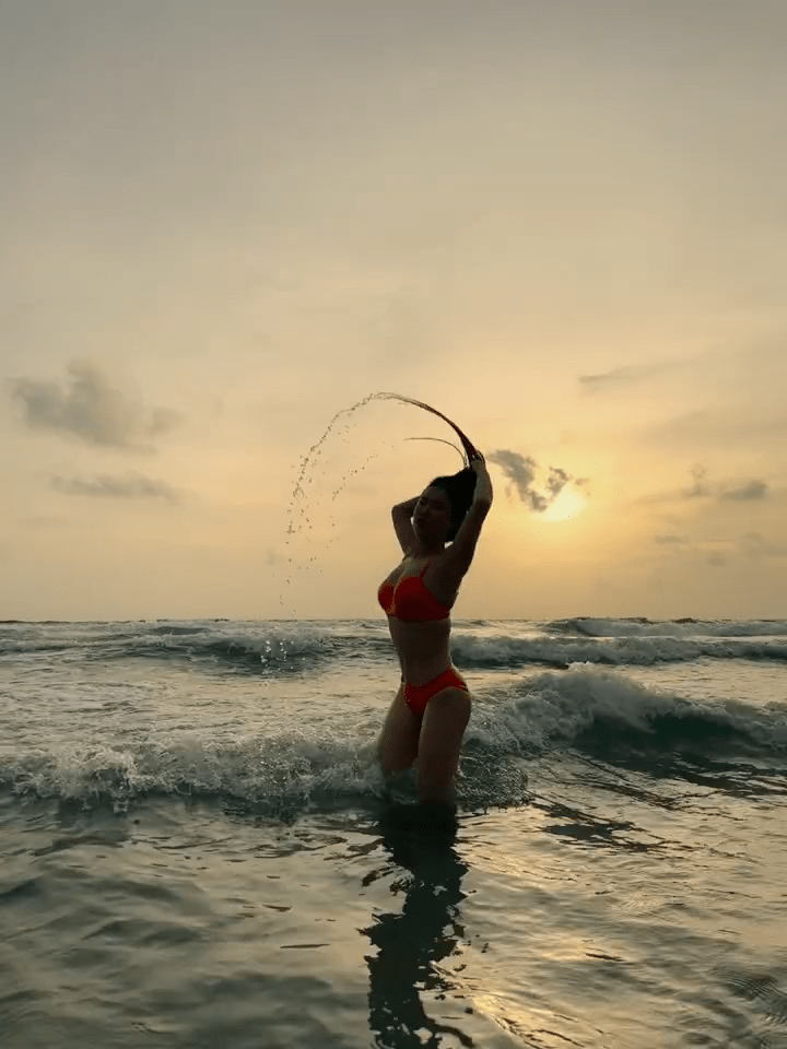 王冰冰日前分享在泰国的泳装短片，完美揈发，似拍洗头水广告！