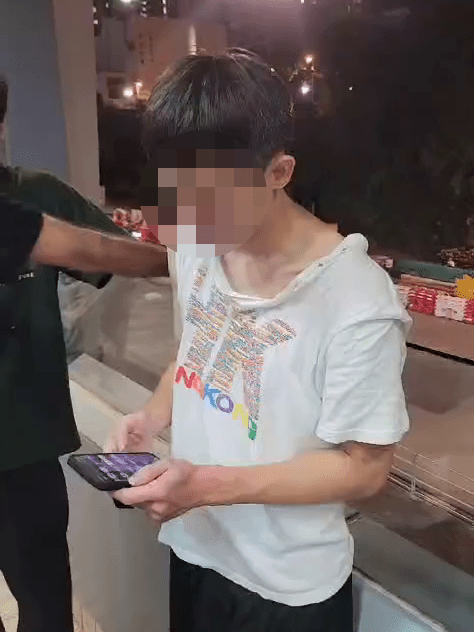 该名男子衣衫褴褛。荃湾 大窝口邨 葵涌邨FB