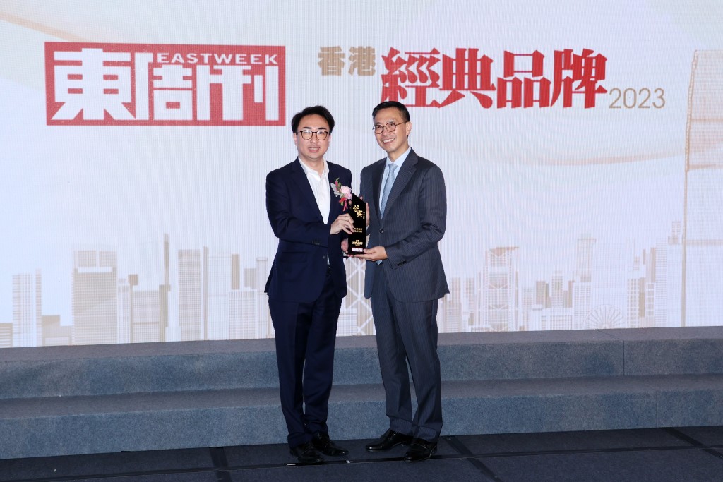 恒基兆業地產集團獲頒「經典品牌」，由主席辦公室顧問于正人（左）代表領獎。