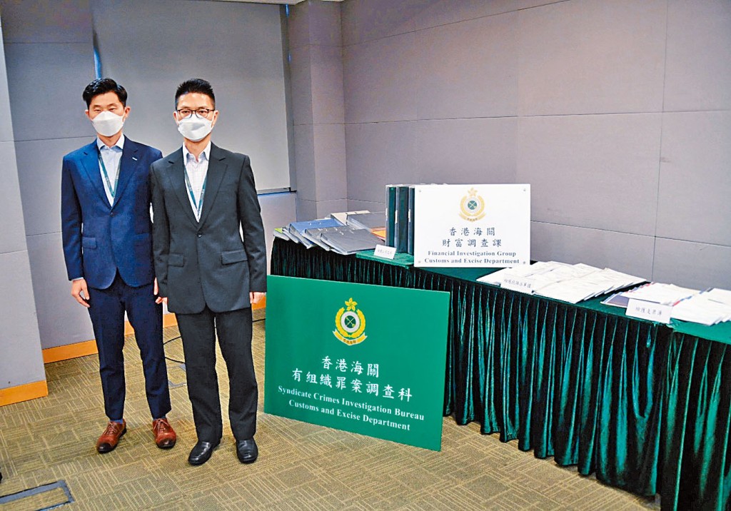 海關陳經緯(右)及李秉儒講述破案經過及展示證物。