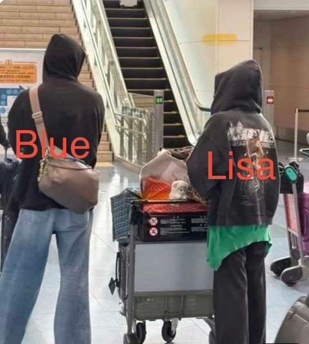 BLACKPINK成員Lisa近日被拍到與緋聞男友Blue在曼谷出發到巴黎。