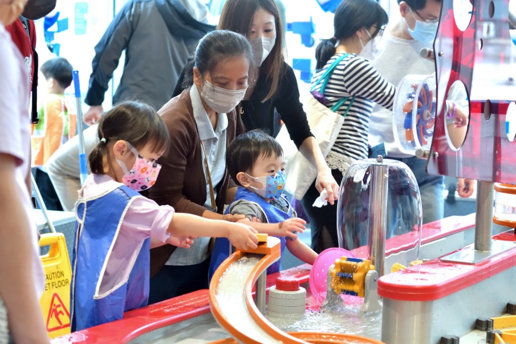 Club Wheelock積極舉辦各式各樣的會員活動,包括兒童理財遊戲。 Club Wheelock積極舉辦各式各樣的會員活動,包括兒童理財遊戲。