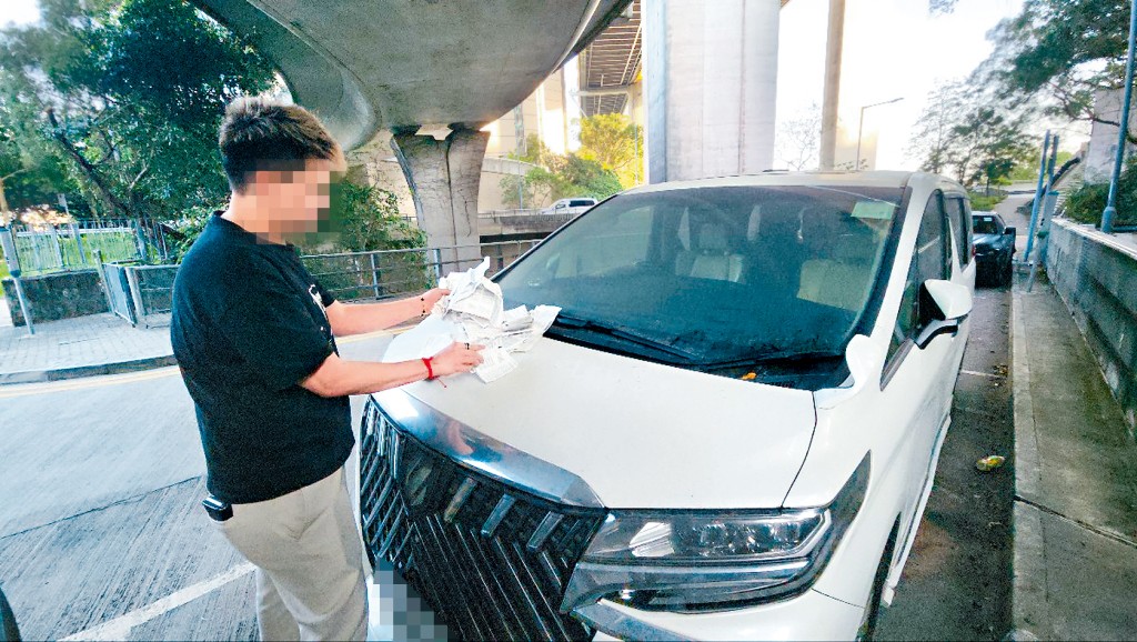 車主羅先生點算告票數目,發現總共有113張。