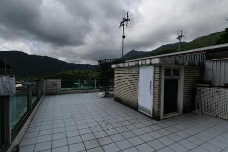 村屋附連有700方呎天台，外望翠綠山景。