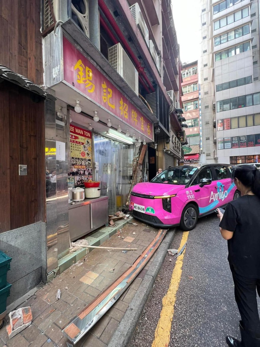 尖沙咀有的士失控衝上行人路，之後再剷入雲吞麵舖。網上圖片