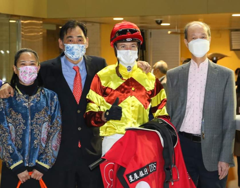 蘇永強(右)由鄭俊偉(左二)升正開倉後，一直支持至今。