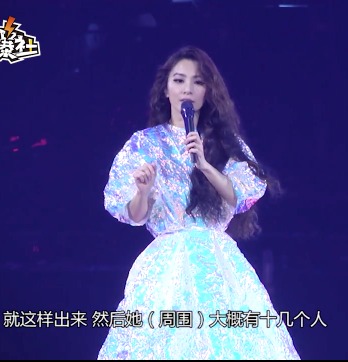 Hebe在台上大爆姊妹Ella的生仔趣事。