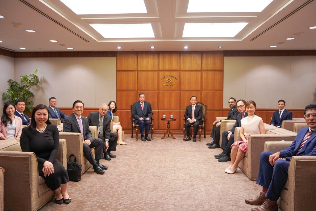代表團與新加坡國會代表會晤。