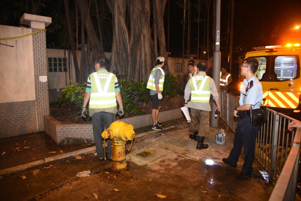 北角清風街天橋一條消防喉爆裂。