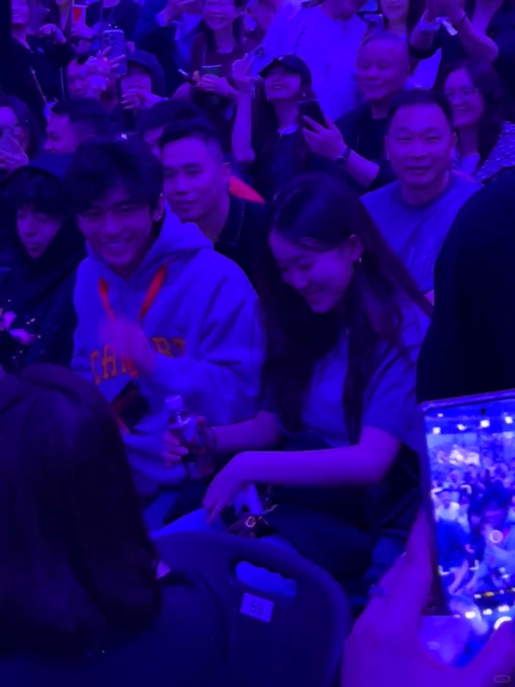 Lucas旁邊有位年輕女子。 Lucas旁邊有位年輕女子。