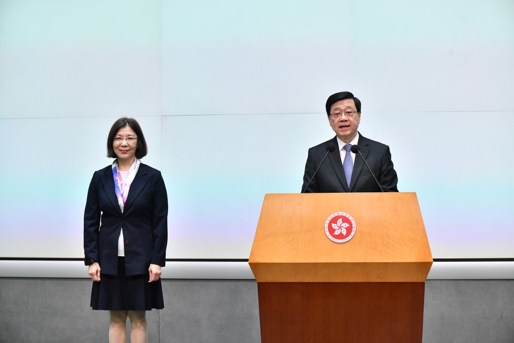 李家超與新任政制及內地事務局局長謝小華見傳媒。盧江球攝 李家超與新任政制及內地事務局局長謝小華見傳媒。盧江球攝