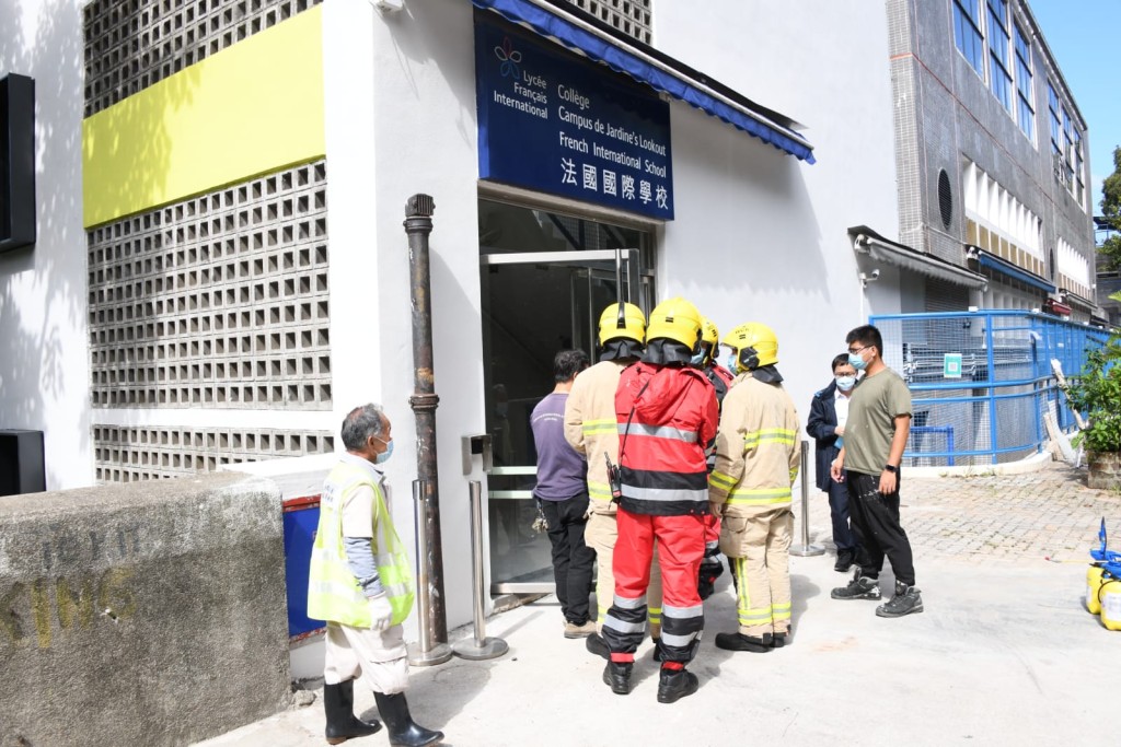 大批消防員到場。楊偉亨攝	