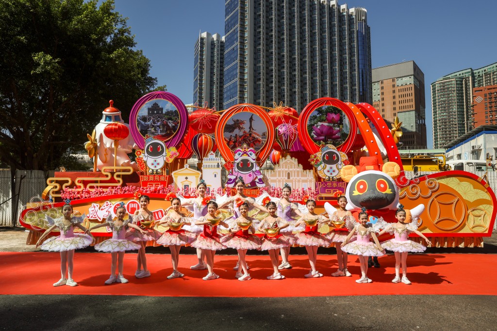 旅發局「國泰新春國際匯演之夜」花車預覽。圖為澳門花車，有芭蕾舞團的小朋友頭帶水蟹粥、葡撻等頭飾表現舞蹈。何家豪攝