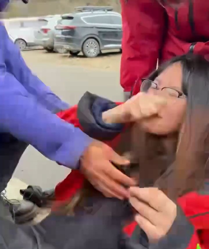 高山反应女子获按人中救醒   挥拳殴向导：痛吗？
