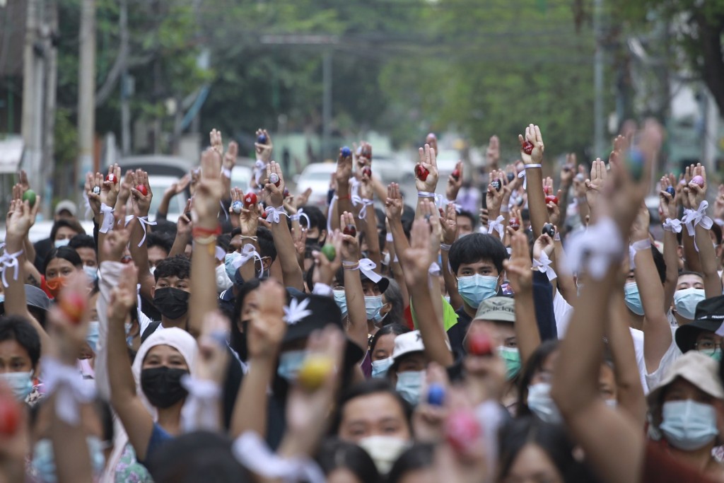 緬甸示威者利用復活蛋傳達抗議字句。AP圖片