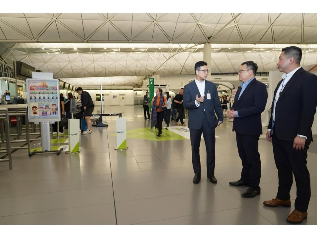 入境處副處長（管制、簽證及證件）程和木及助理處長（管制）樊曉聲一連兩日分別到機場、香園圍、落馬洲支線及深圳灣管制站，實地視察及了解應對客流車流的準備工作並為前線員工打氣。入境處ig