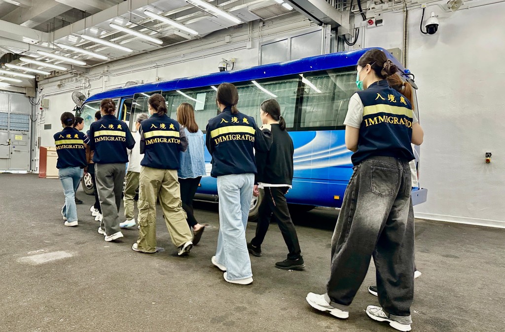 被遣返人士在入境處人員押送下離開羈押地點前往機場。入境處圖片