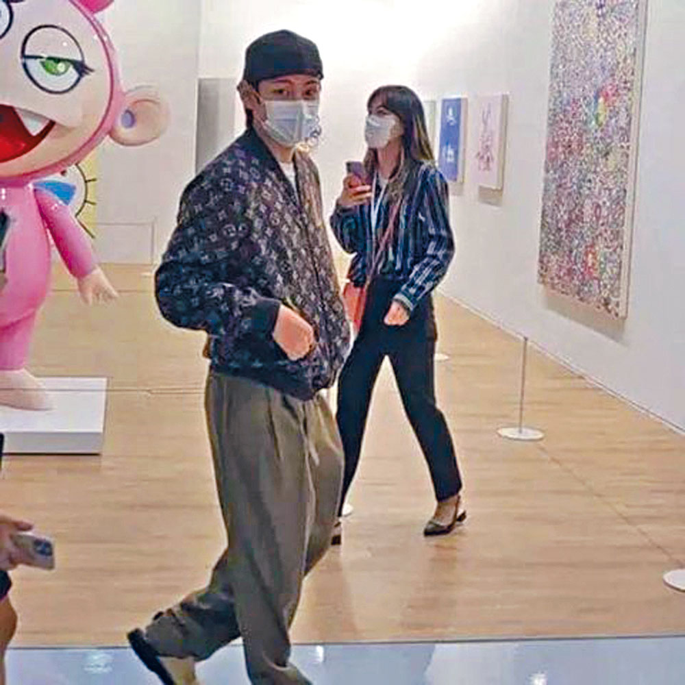 BTS成員V前日被發現以嘉賓身分欣賞畫展。