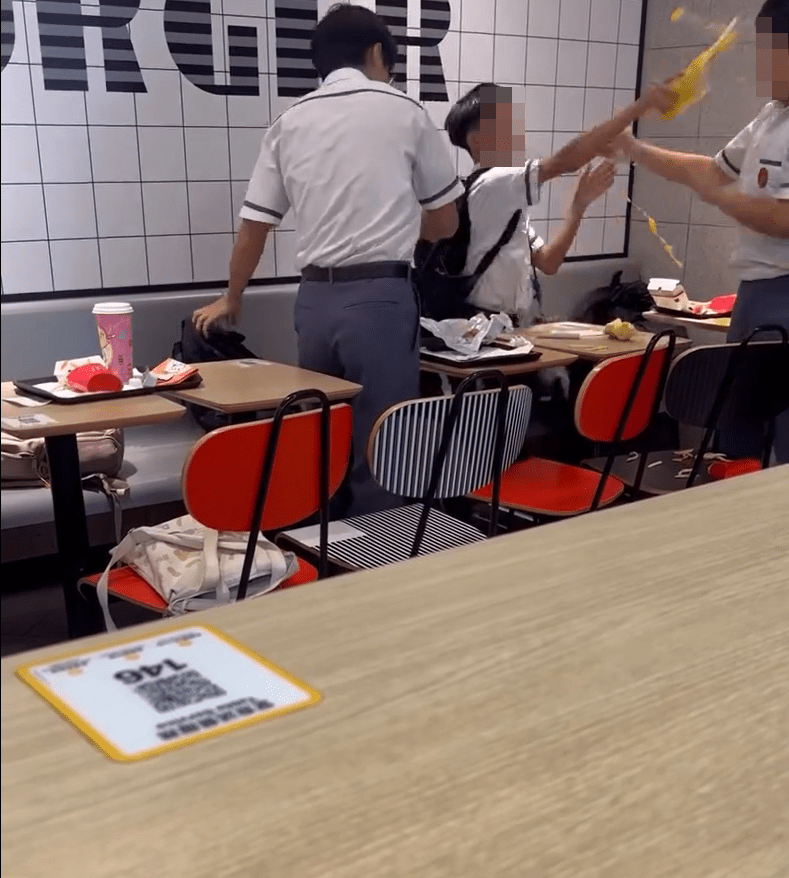 四眼男生潑飲料還擊。fb：中港改車斗陰影片關注組
