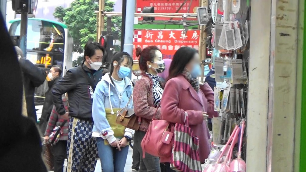 「G奶中女」陳小姐折返睇家品,陪「繼女」企喺門外等女友的兆尊冇詐型,仲好Enjoy。