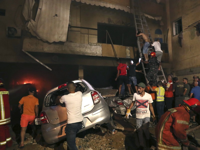 燃料储存缸爆炸及引发火警。AP   