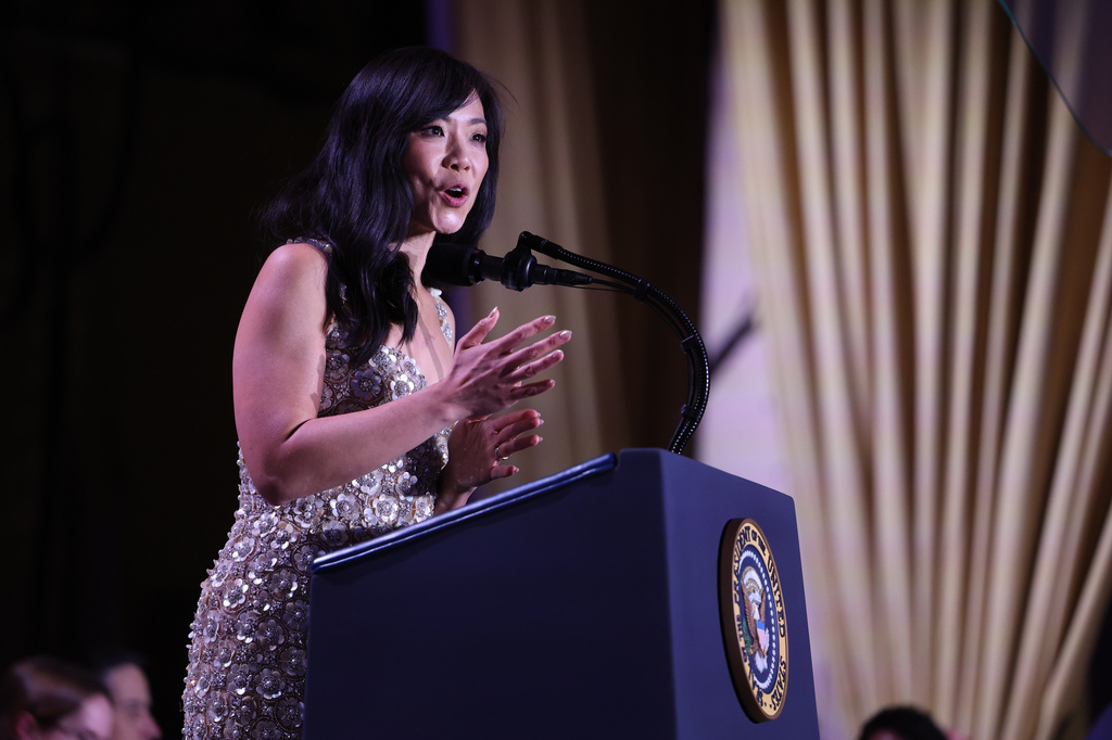 姜偉嘉(右)在白宮記者協會晚宴槍擊事件中的表現成為焦點。美聯社