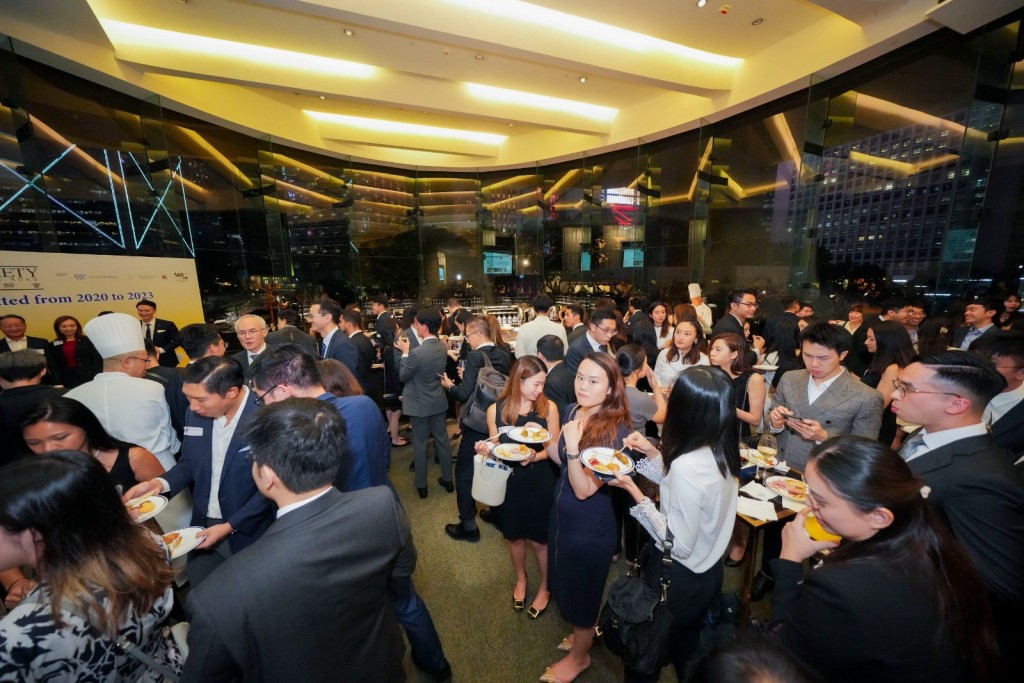 典礼结束后，一众参加者出席在香港会所举行的酒会。律师会供图