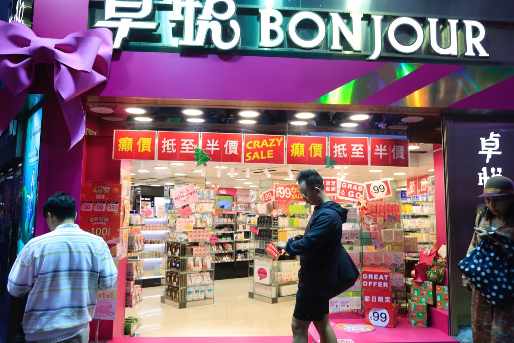 遊客指香港的購物優勢已不如三亞，但文化特色仍具吸引力。