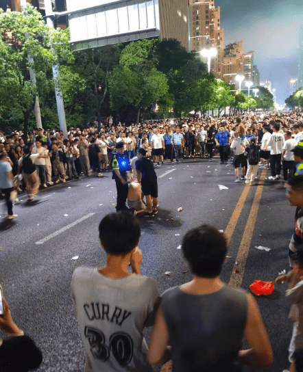 江西男子被誤認為持刀歹徒，遭路人制服交予警方。抖音@良哥