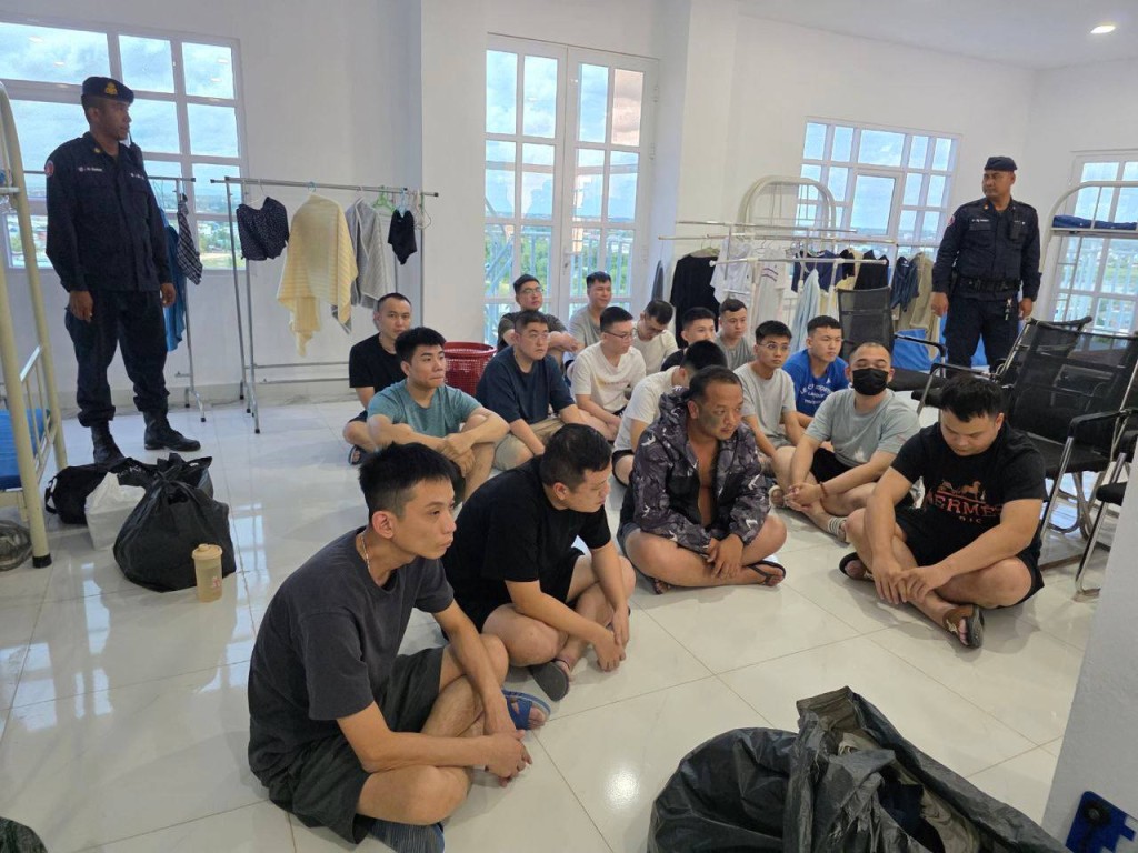 柬埔寨執法人員搗毀一處偽裝成中國公安設局詐騙的窩點。柬中時報 柬埔寨執法人員搗毀一處偽裝成中國公安設局詐騙的窩點。柬中時報