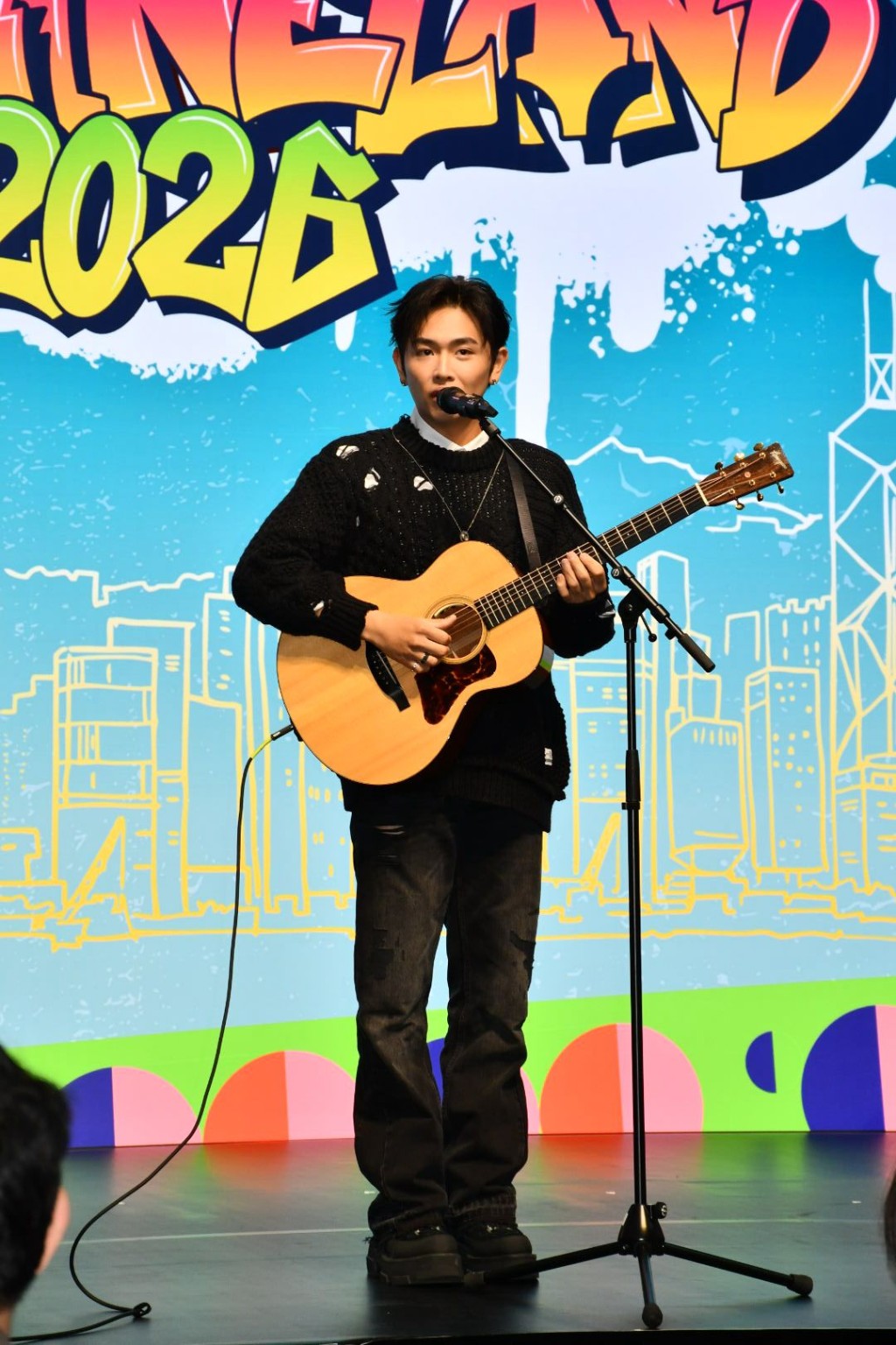 范卓賢演唱新歌《淚光萬歲》。 范卓賢演唱新歌《淚光萬歲》。