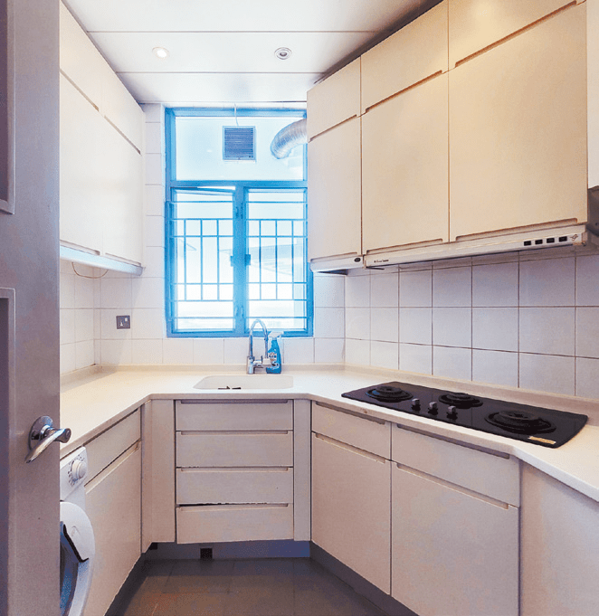 廚房以白色為主色調，設U形廚櫃，方便收納。