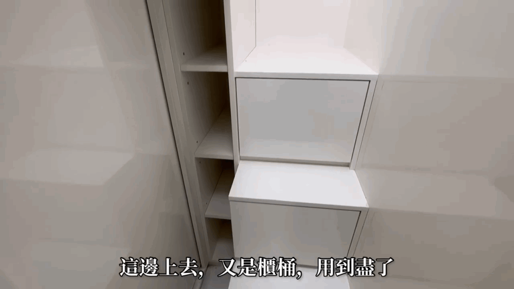 床在書枱上面，樓梯則是櫃。