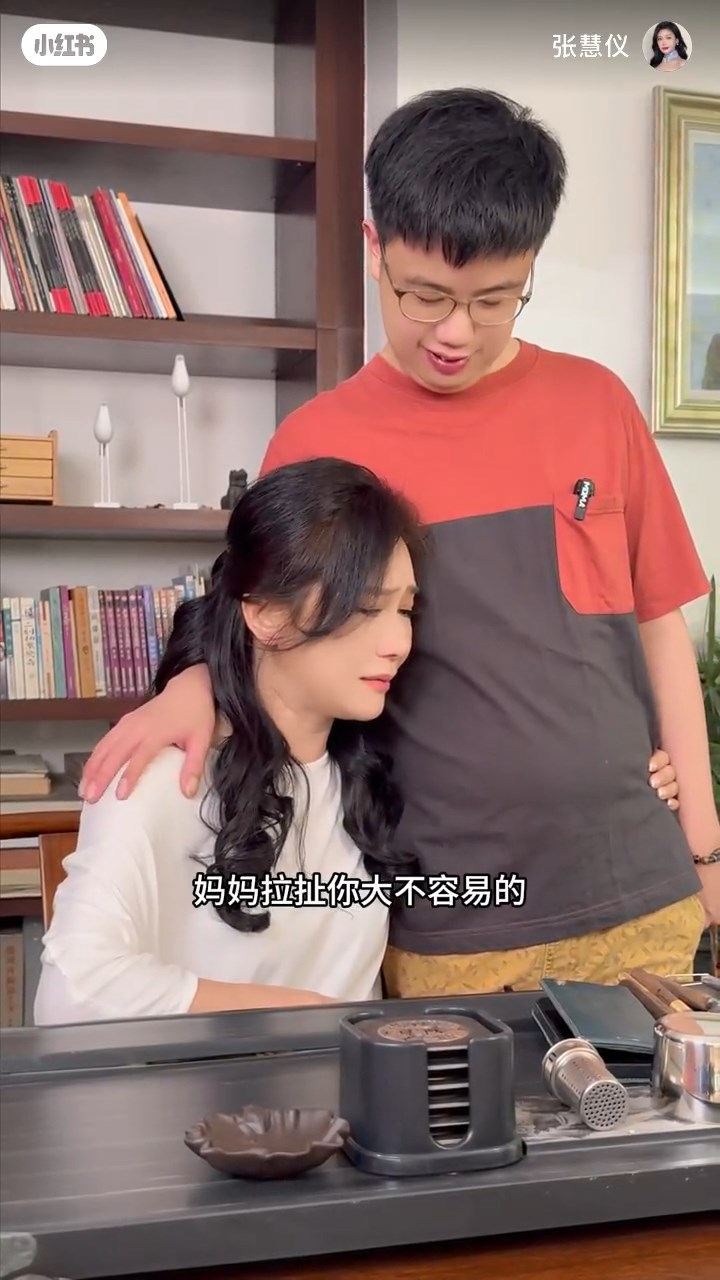 張慧儀直接在Hanson面前抒發情緒:「媽媽拉扯你長大不容易。」 張慧儀直接在Hanson面前抒發情緒:「媽媽拉扯你長大不容易。」