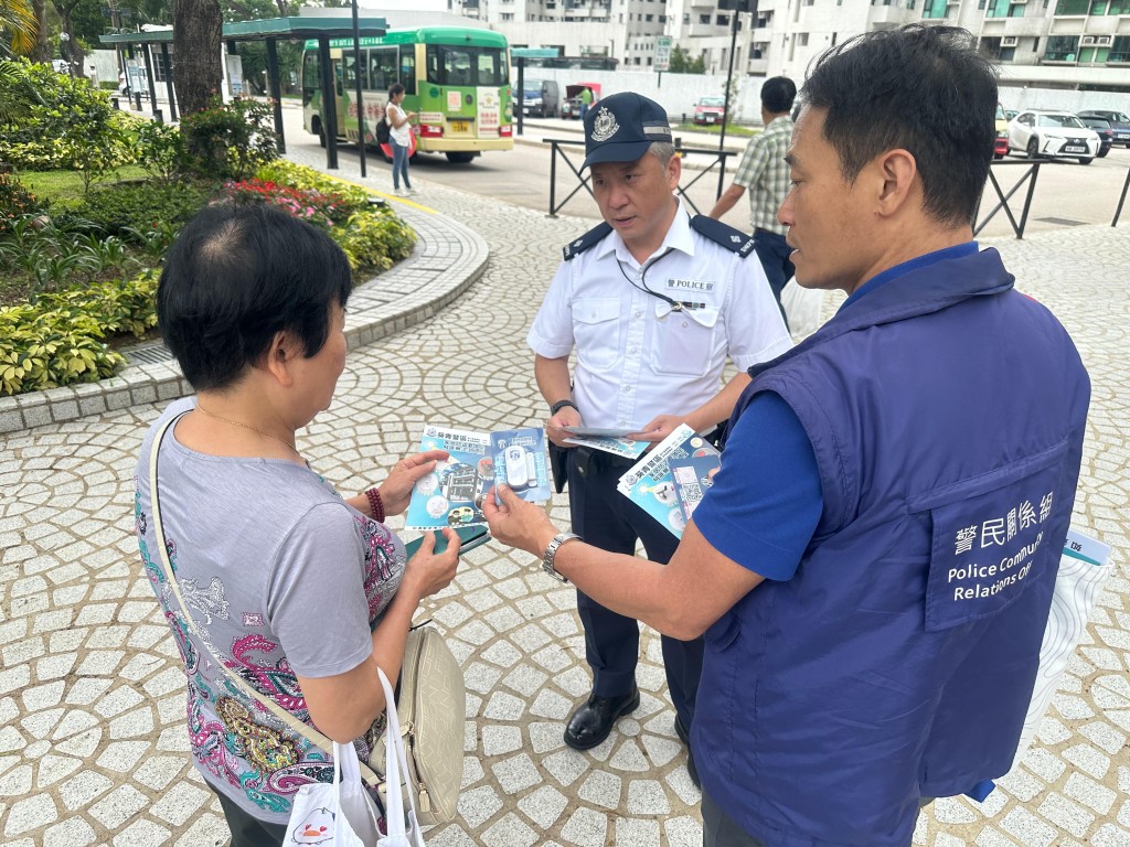 總區防止罪案辦公室及各警區警民關係組,在區內屋苑及人流較多地點展開防罪宣傳及教育。 總區防止罪案辦公室及各警區警民關係組,在區內屋苑及人流較多地點展開防罪宣傳及教育。