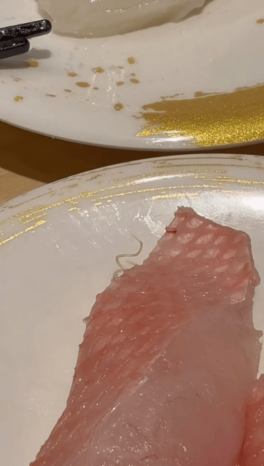 有網民在連鎖壽司店「合點壽司」銅鑼灣分店,發現金目鯛壽司上有仍在蠕動的寄生蟲。Threads圖片 有網民在連鎖壽司店「合點壽司」銅鑼灣分店,發現金目鯛壽司上有仍在蠕動的寄生蟲。Threads圖片