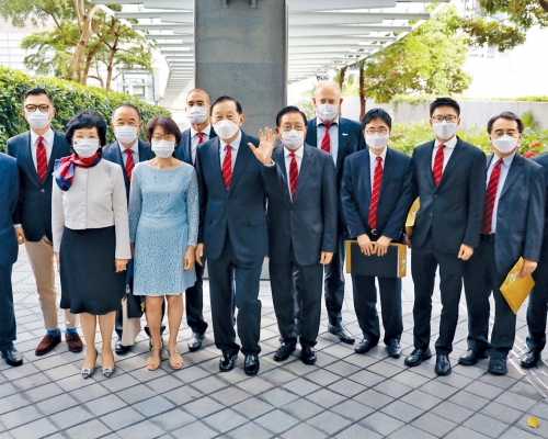 ■王冬勝等多名總商會成員到政總報名參選選委會。