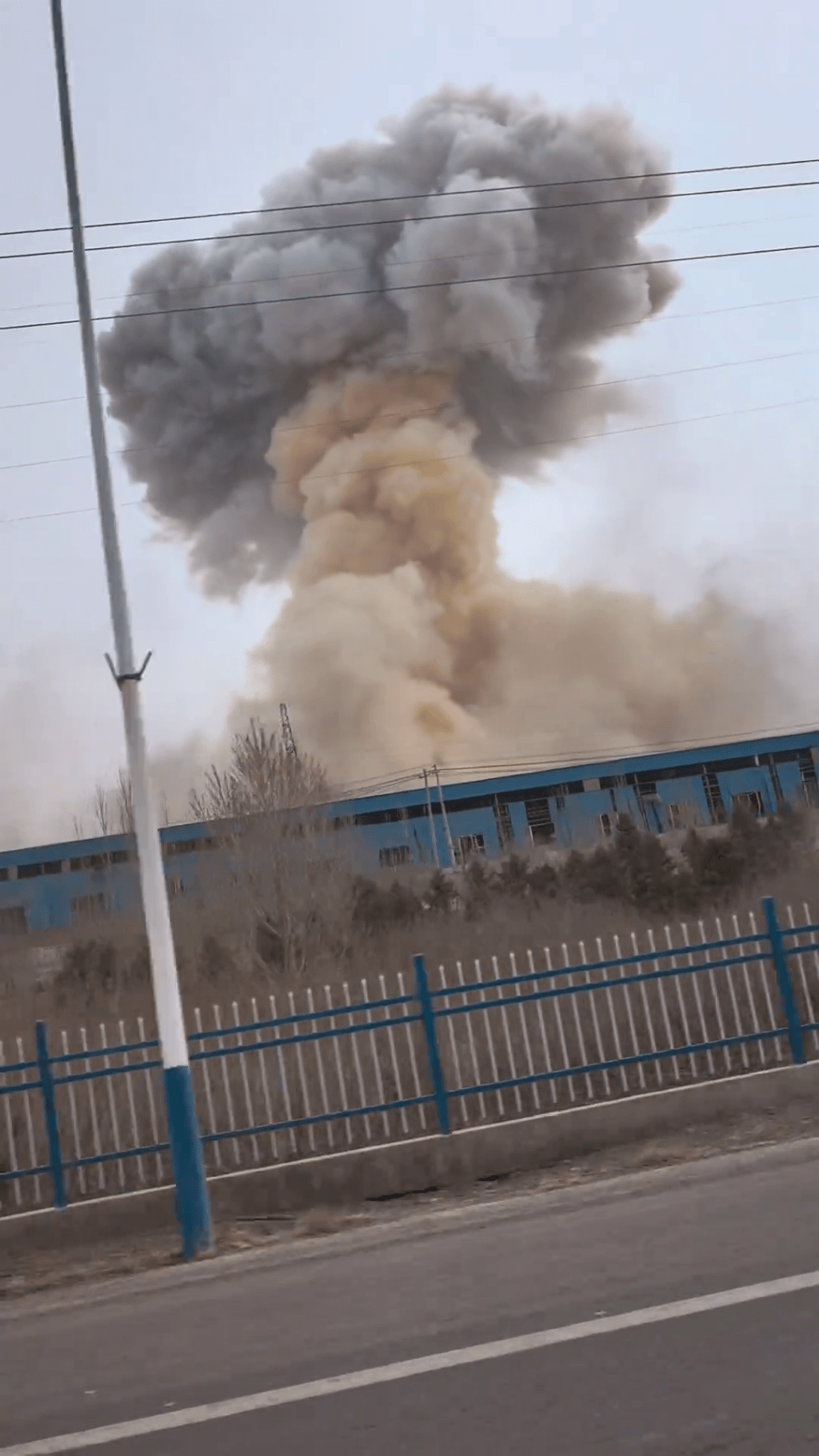 内蒙古一公司发生爆炸。 网片截图