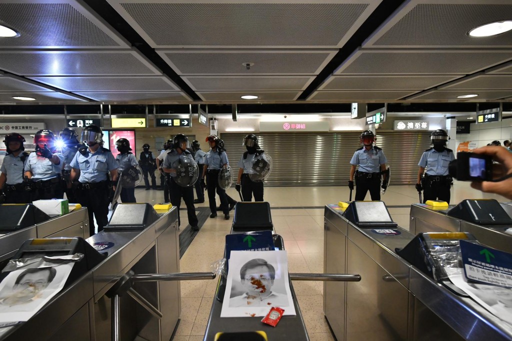 沙田站閘機被人貼上紙張。