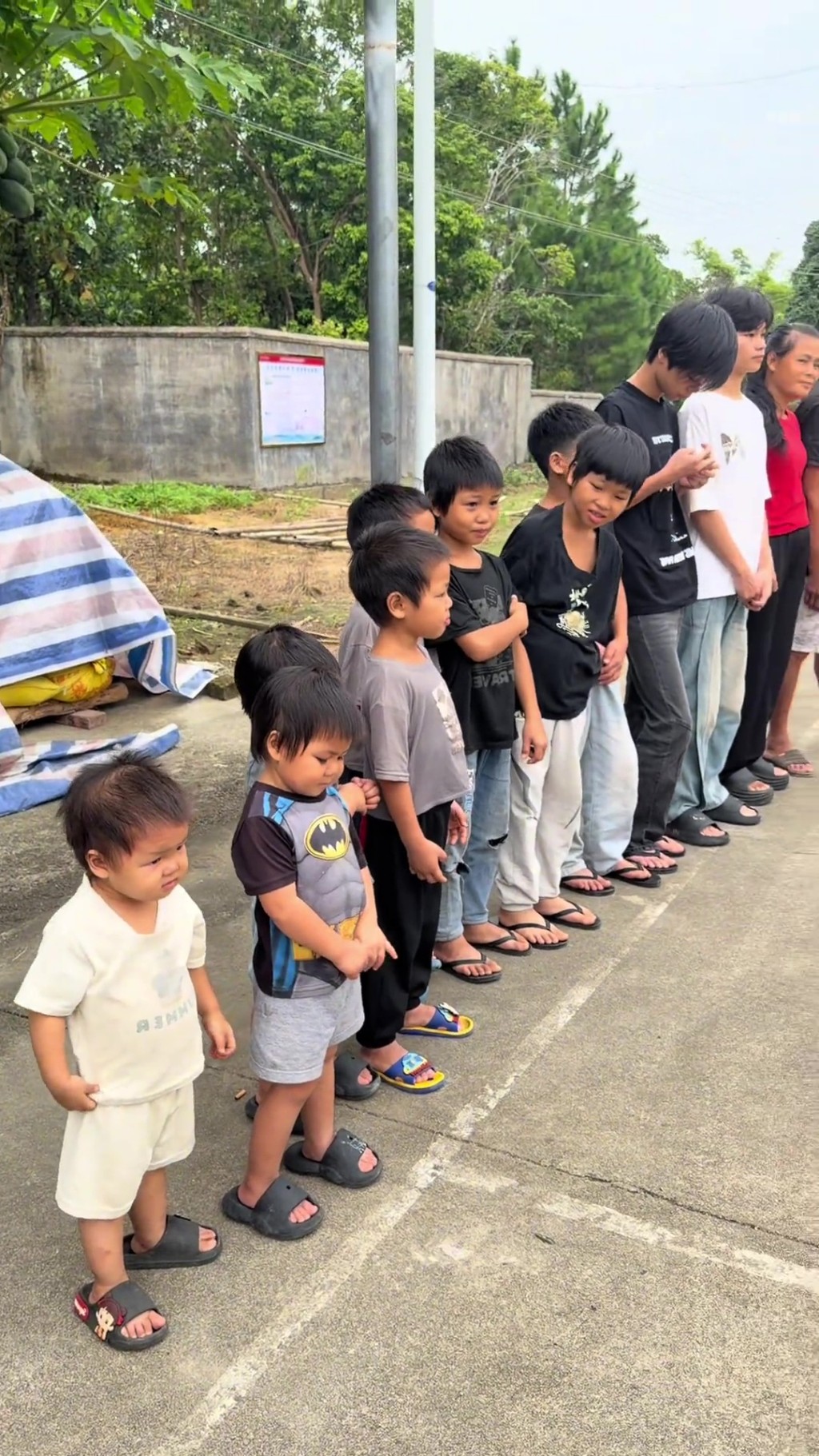广西夫妻生13个孩子最大22岁最小2岁。 广西夫妻生13个孩子最大22岁最小2岁。