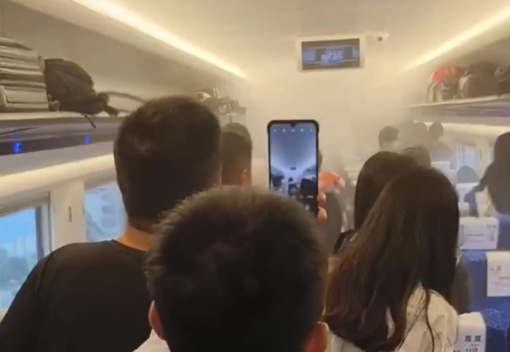高鐵車廂因乘客「尿袋」起火，佈滿濃煙。影片截圖