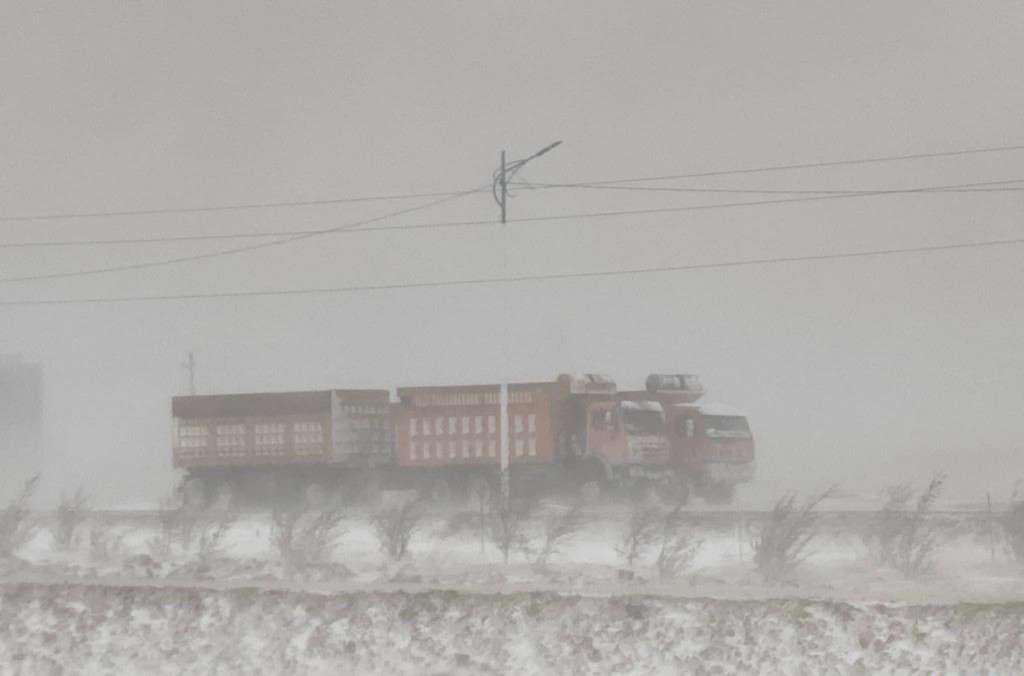 在苏赫巴托尔省货车在暴风雪中行驶。新华社