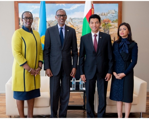 馬達加斯加周三慶祝國慶。右二為馬國總統安德里·拉喬利納，左二為到賀的盧安達總統保羅·卡加米。Twitter